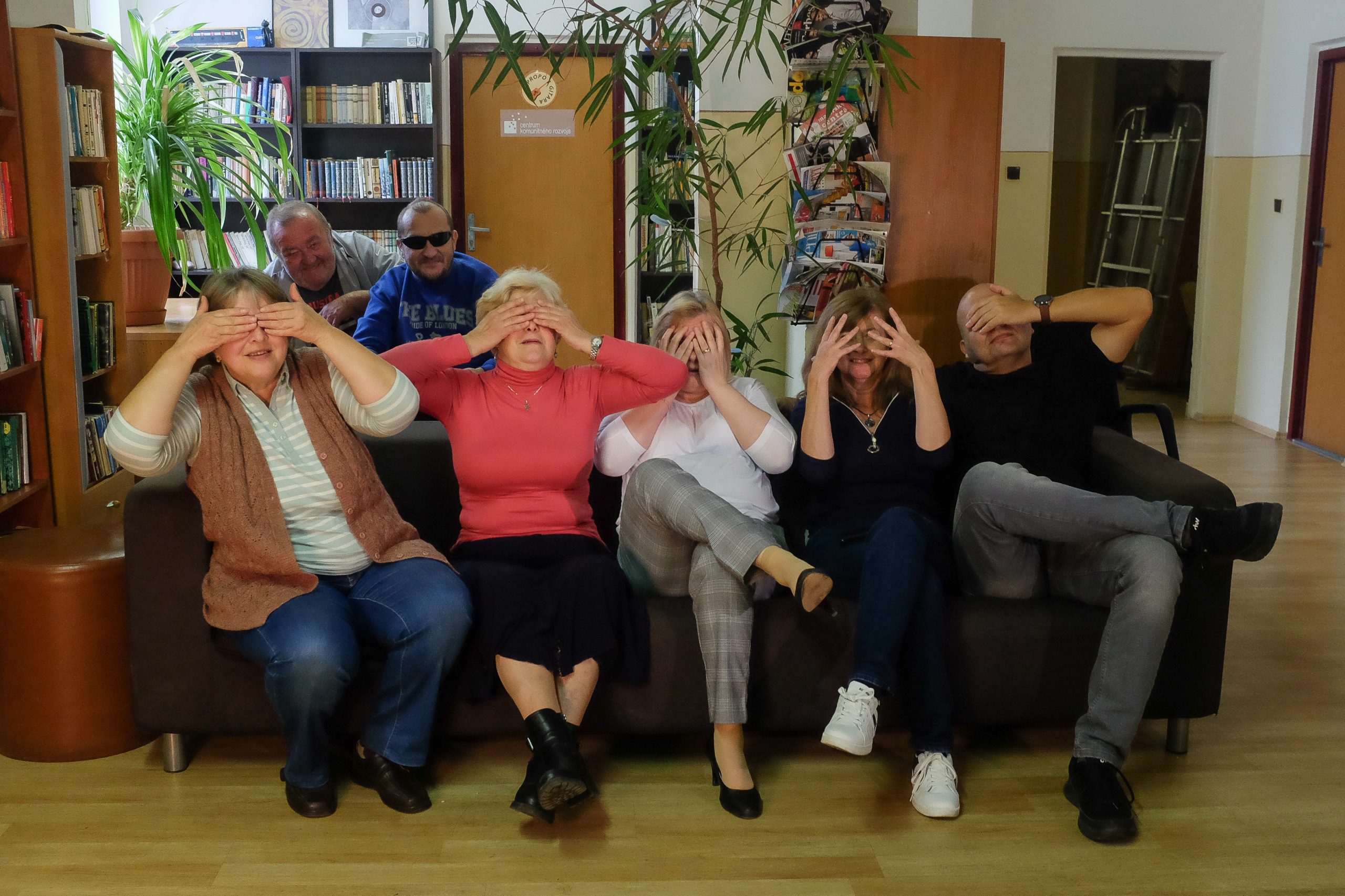 členovia nitrianskej únie sedia na gauči a zakrývajú si oči.