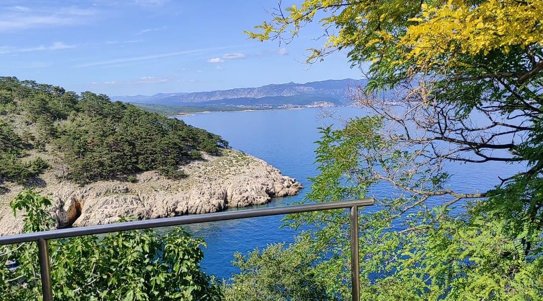Na obrázku je pohľad na more vyfotený z ostrova Krk